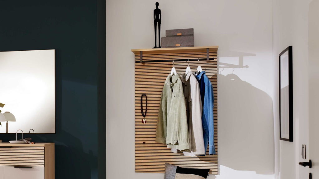 Platzsparende Garderobe in natürlicher Holzoptik mit Kleiderstange und praktischem Ablageboden