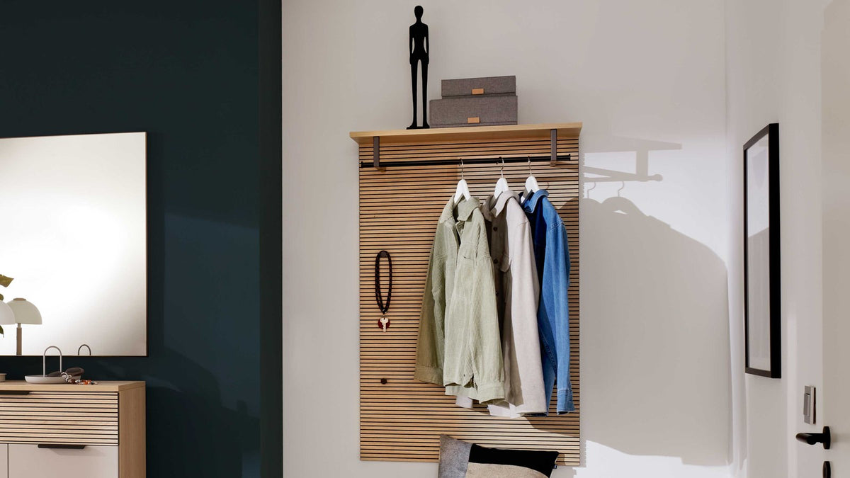 Platzsparende Garderobe in natürlicher Holzoptik mit Kleiderstange und praktischem Ablageboden