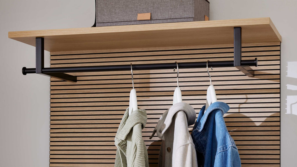 Platzsparende Garderobe in natürlicher Holzoptik mit Kleiderstange und praktischem Ablageboden