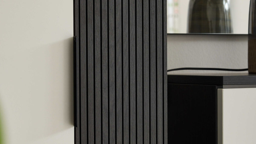 Zweifarbiger Garderobenschrank in Weiß und Schwarz mit klarer Linienführung und modernem Griffdesign