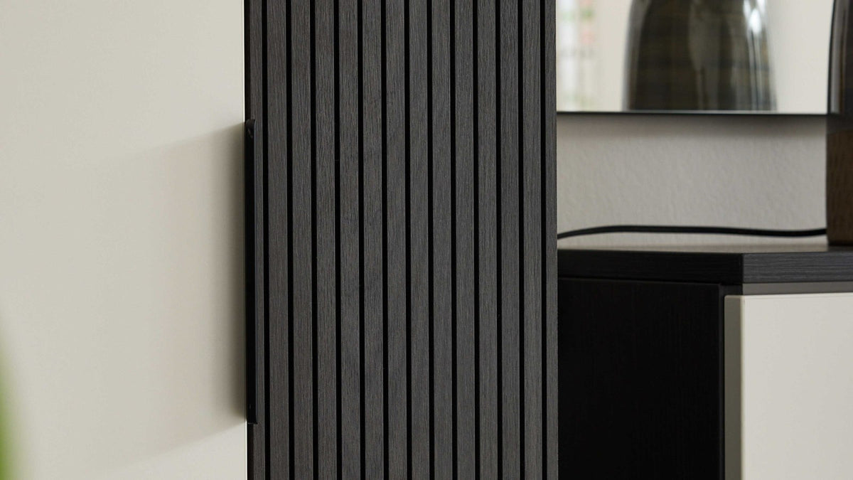 Zweifarbiger Garderobenschrank in Weiß und Schwarz mit klarer Linienführung und modernem Griffdesign