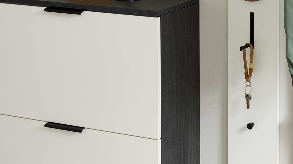Moderner Schuhschrank mit Klappen in Weiß und Schwarz für platzsparenden Stauraum