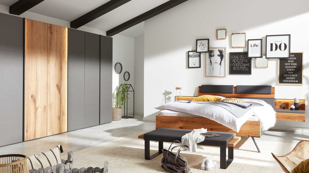 Schlafzimmer mit Doppelbett, Sitzbank und Kleiderschrank