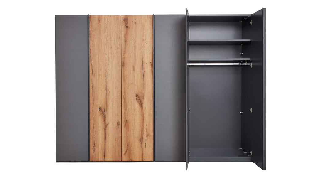 Schlafzimmer mit Doppelbett, Sitzbank und großem Kleiderschrank in Grau und Holz