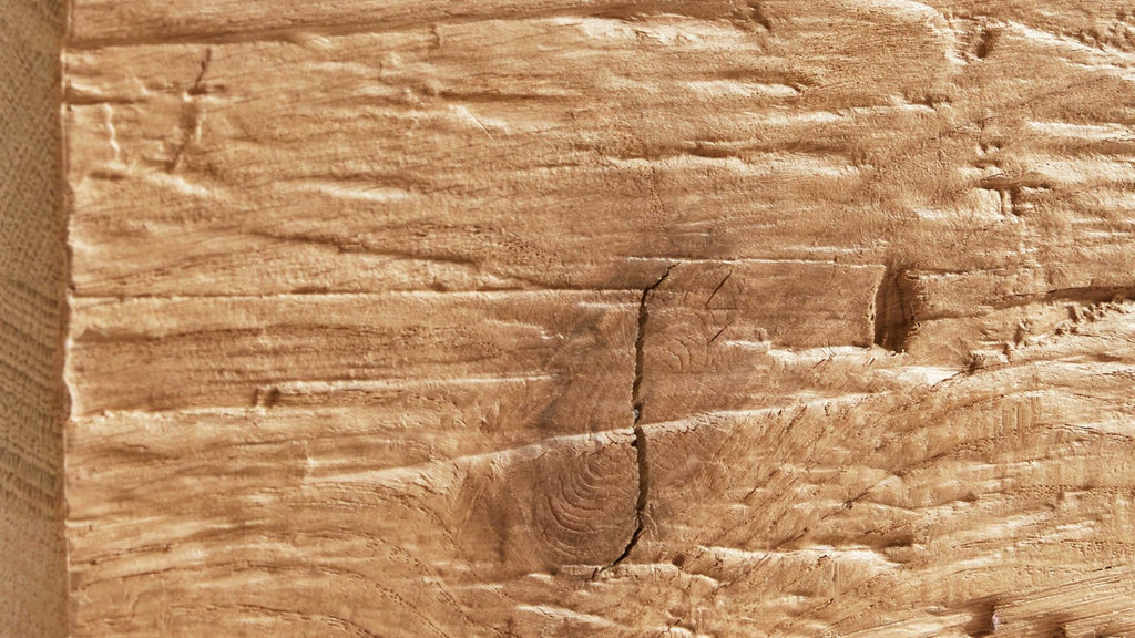 Schlafzimmer mit Doppelbett, Sitzbank und großem Kleiderschrank in Grau und Holz