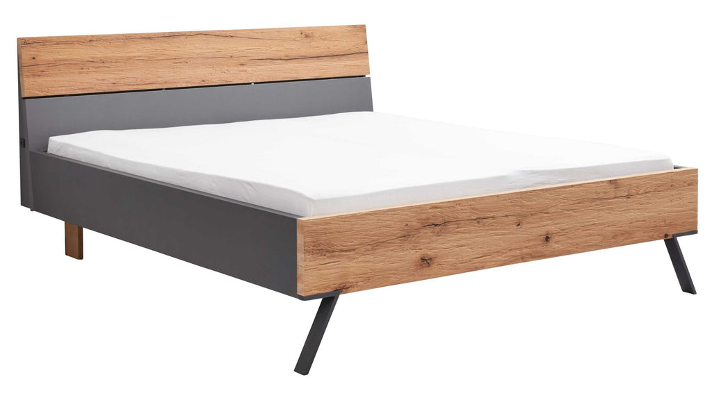Schlafzimmer mit Doppelbett, Sitzbank und großem Kleiderschrank in Grau und Holz