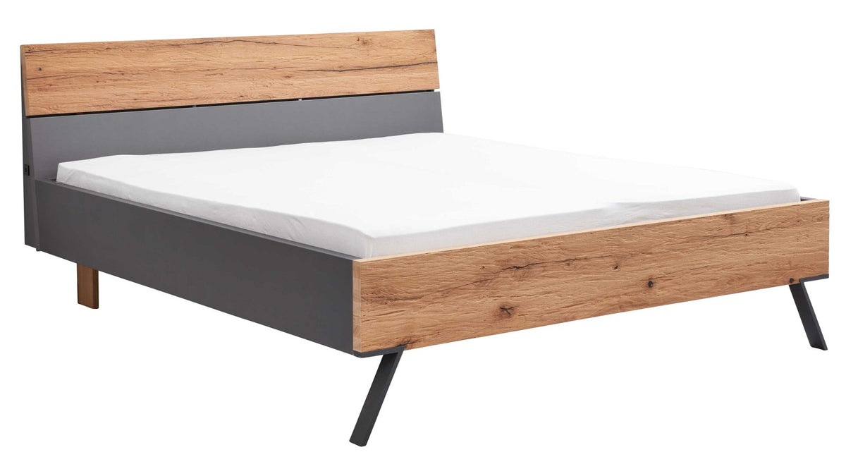Schlafzimmer mit Doppelbett, Sitzbank und großem Kleiderschrank in Grau und Holz