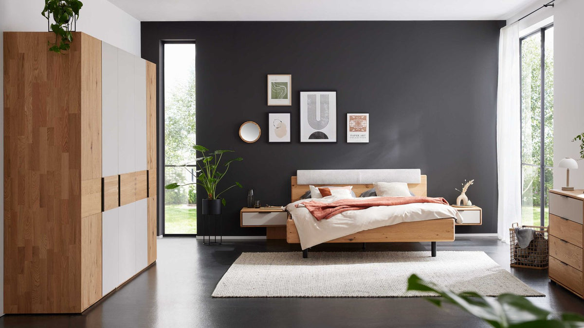 Schlafzimmer in Wildeiche mit gepolstertem Kopfteil