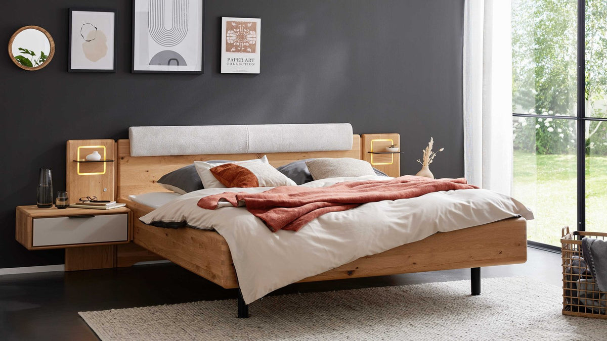 Schlafzimmer in Wildeiche mit gepolstertem Kopfteil, Kleiderschrank und zwei Nachtkonsolen