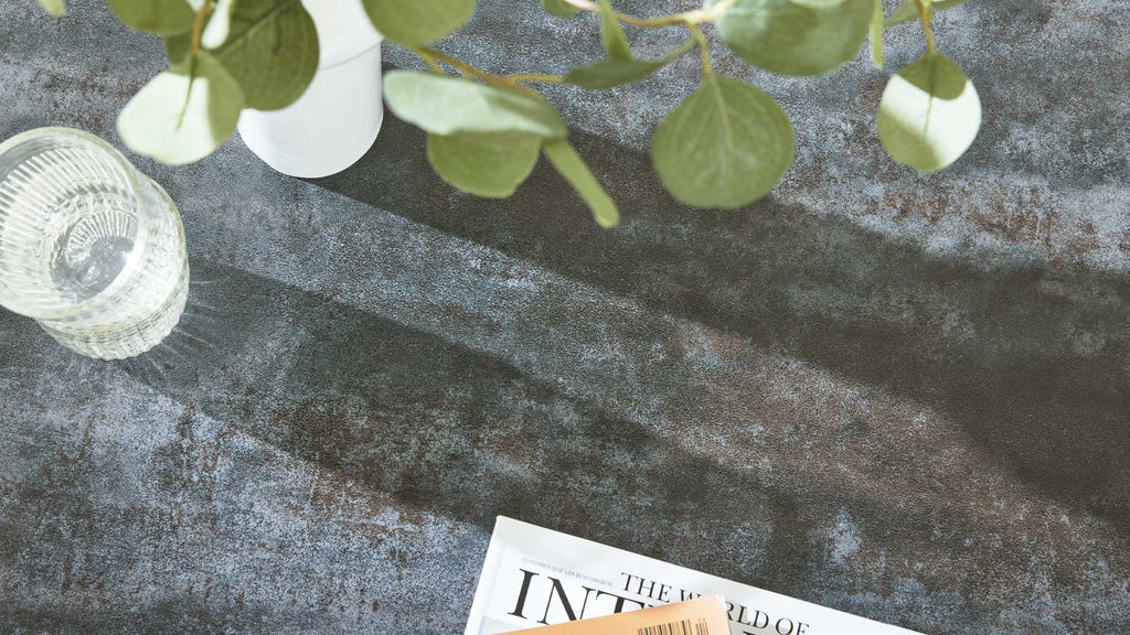 Runder Esstisch mit dunkelgrauer Tischplatte im Industrie-Stil, schwarzem Metallgestell und Auszug