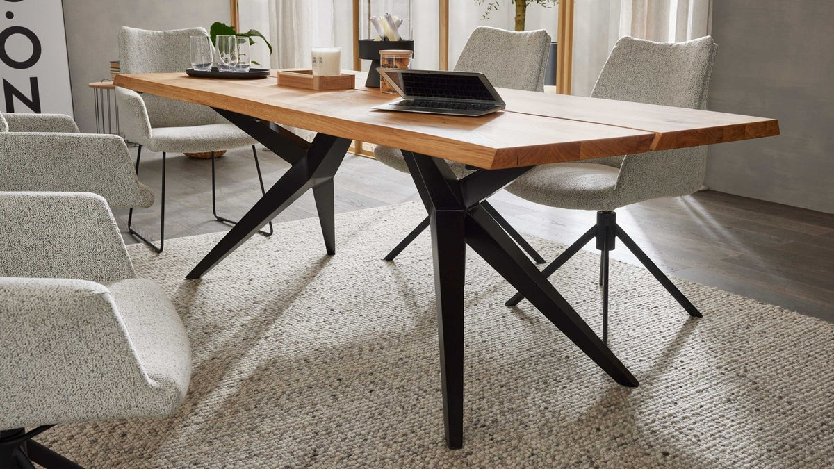 Esstisch mit massiver Holzplatte und schwarzem Metallgestell im Kreuzdesign