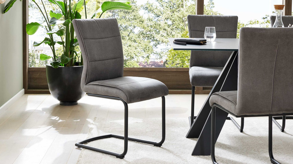 Schwingstuhl in stilvollem Onyx mit komfortabler Polsterung und schwarzem Metallgestell
