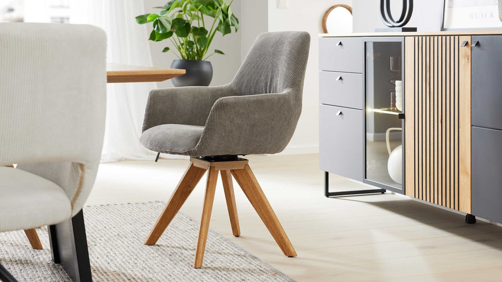 Drehbarer Polsterstuhl mit Armlehnen in grauem Cordstoff und massivem Holzfuß