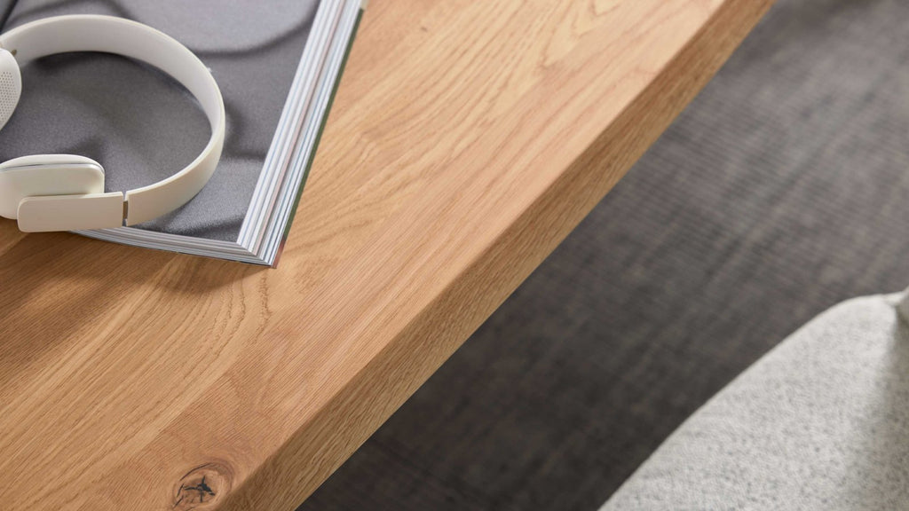 Esstisch mit massiver Holzplatte und formschönem Kreuzgestell aus Holz
