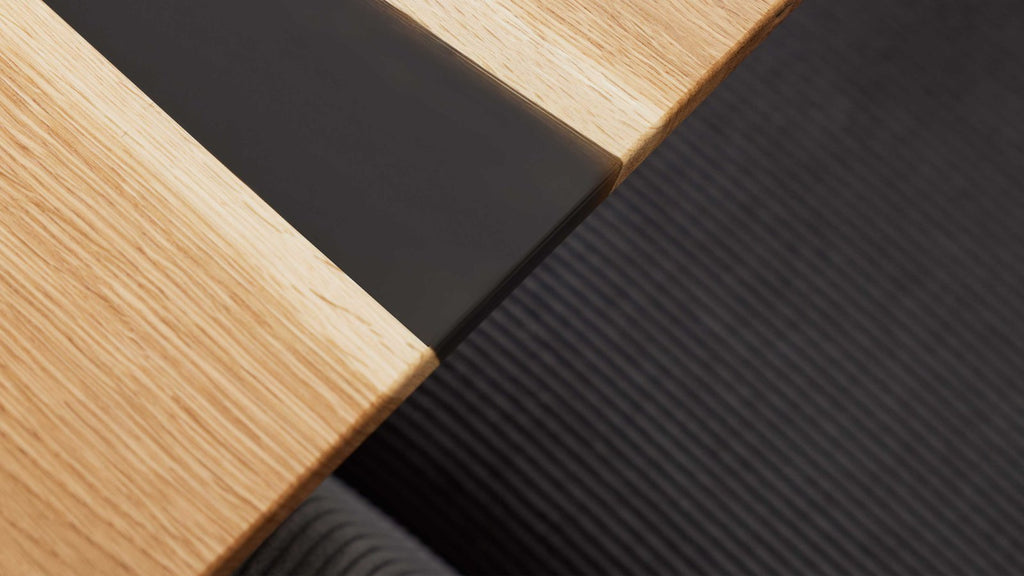 Moderner Esstisch mit massiver Holzplatte und markantem Metallgestell in Schwarz
