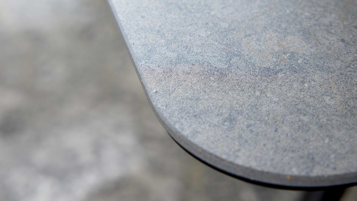 Esstisch mit Dekton Tischplatte und anthrazitfarbenem Metallgestell für langlebige Essplatzlösungen