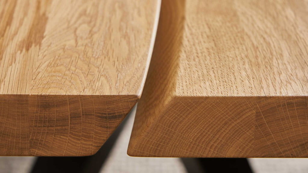 Esstisch mit massiver Holzplatte und schwarzem Metallgestell im Kreuzdesign