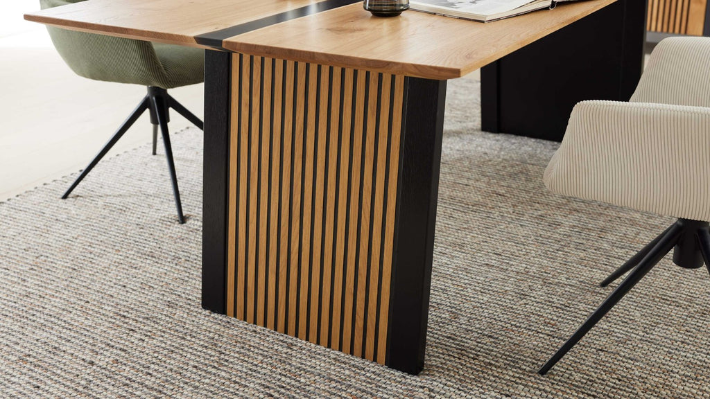 Moderner Esstisch mit Holzplatte und ausdrucksstarkem Design-Untergestell im Lamellen-Look