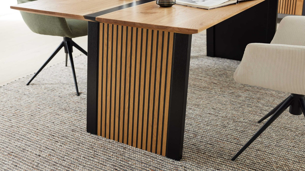 Moderner Esstisch mit Holzplatte und ausdrucksstarkem Design-Untergestell im Lamellen-Look
