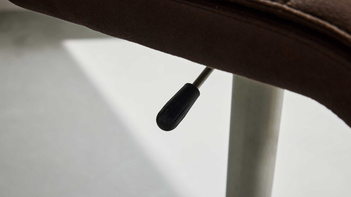 Barhocker mit braunem Mikrofaserbezug und gebürstetem Edelstahl-Tellerfuß