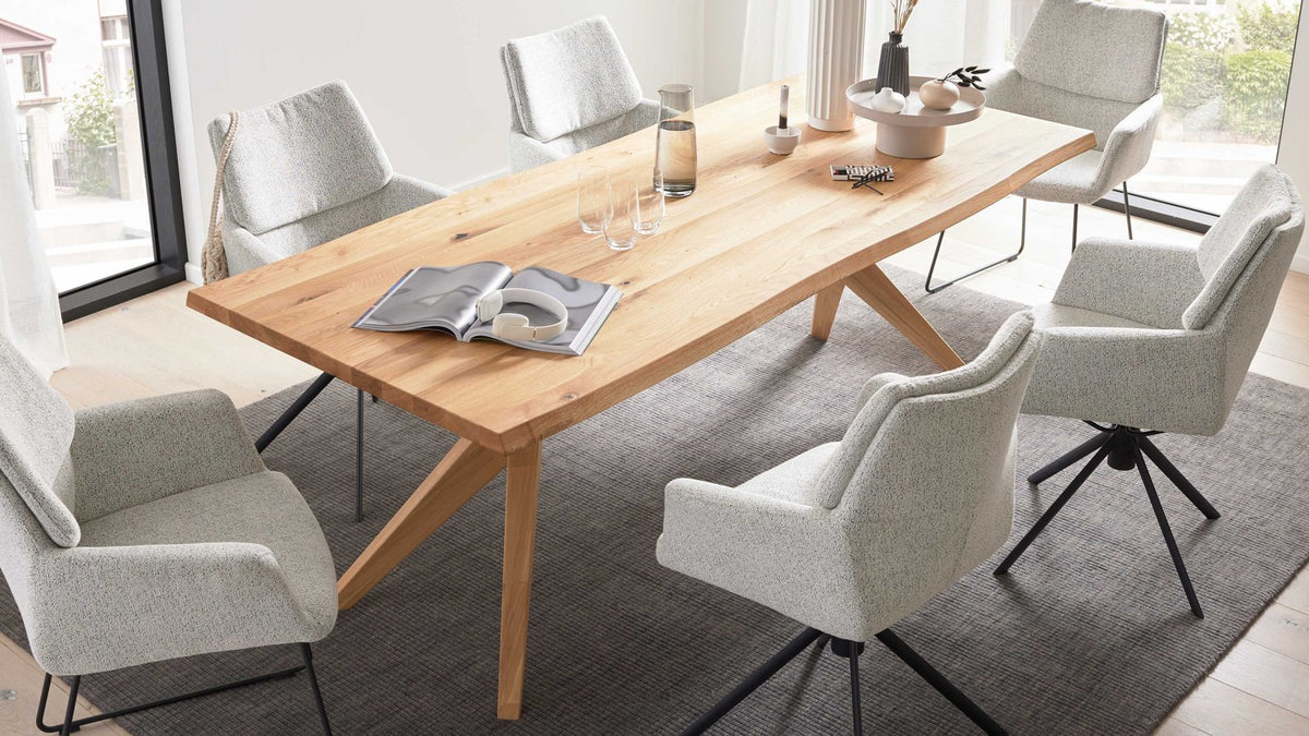 Esstisch mit massiver Holzplatte und formschönem Kreuzgestell aus Holz