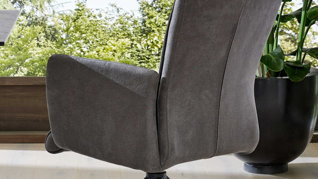 Armlehnsessel in elegantem Onyx mit weichem Bezug und filigranem, schwarzem Drehgestell