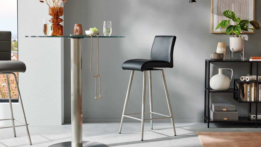 Barhocker mit schwarzem Kunstlederbezug und gebürstetem Edelstahlgestell