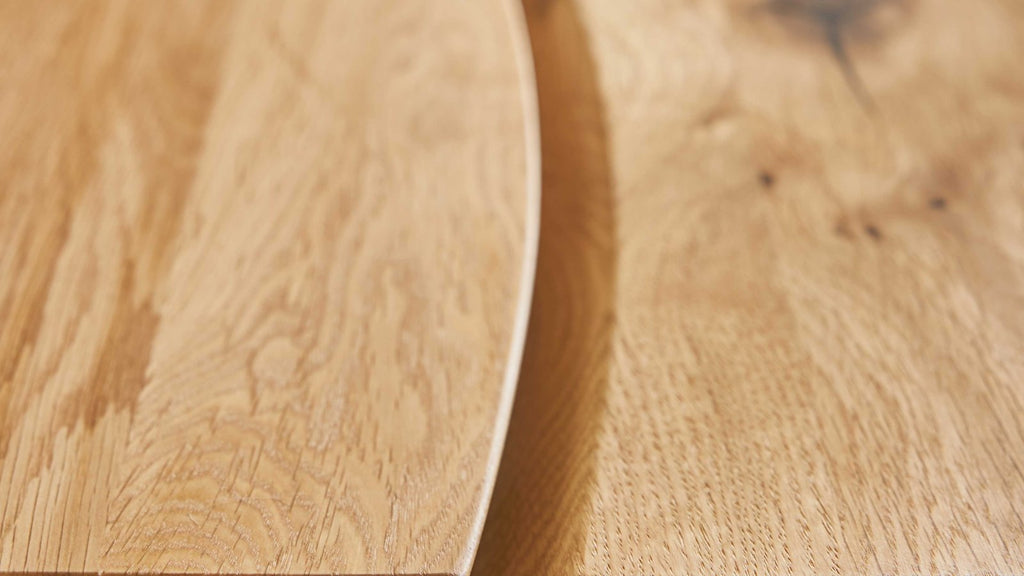 Esstisch mit massiver Holzplatte und schwarzem Metallgestell im Kreuzdesign