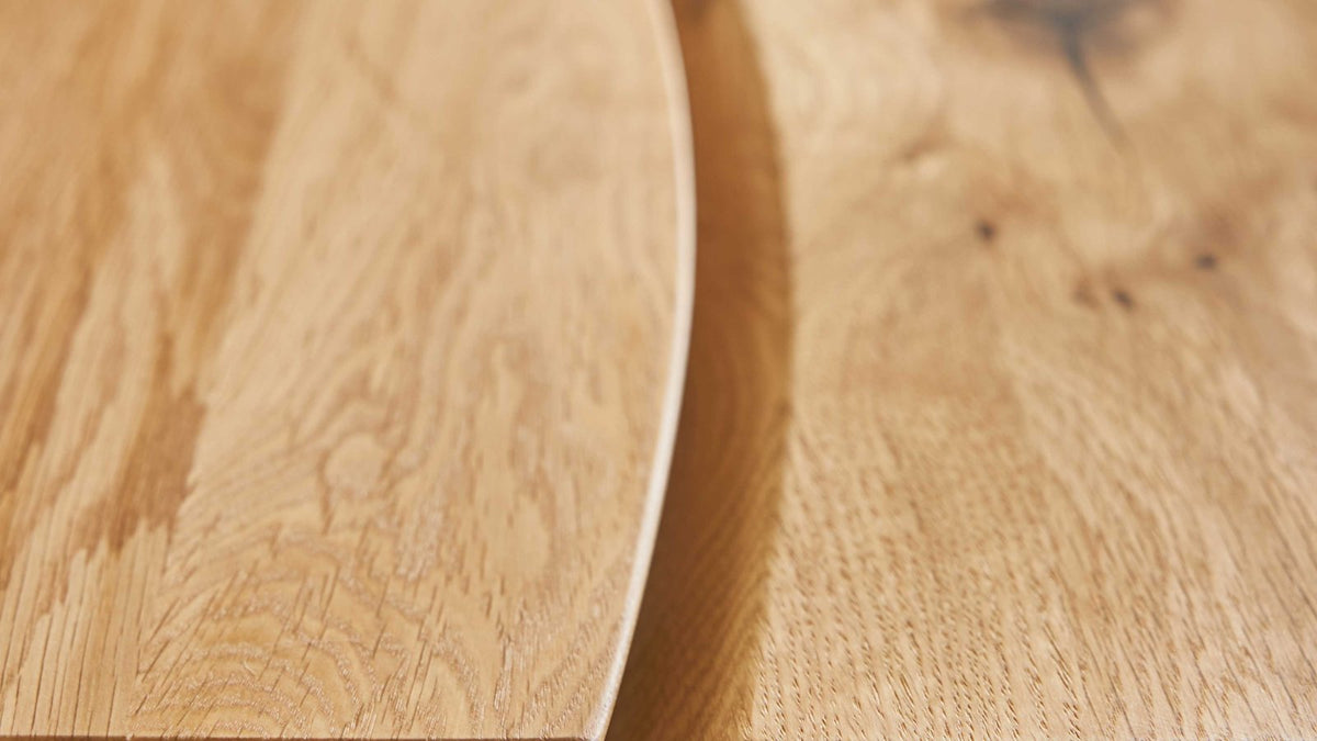 Esstisch mit massiver Holzplatte und schwarzem Metallgestell im Kreuzdesign