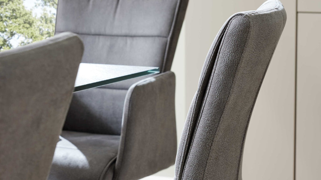 Schwingstuhl in stilvollem Onyx mit komfortabler Polsterung und schwarzem Metallgestell