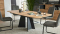 Moderner Esstisch mit abgerundeter Holzplatte und schwarzem Design-Untergestell