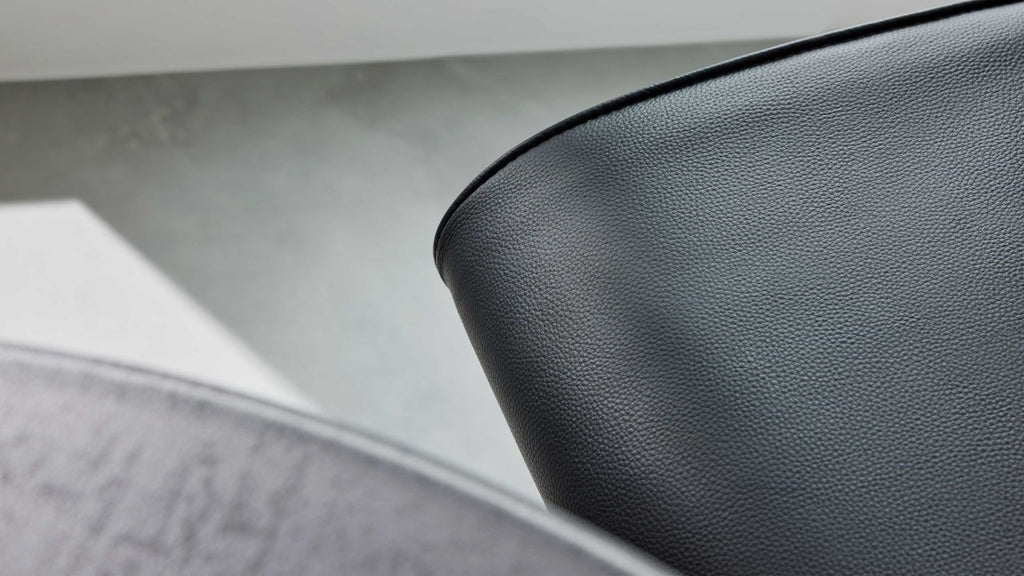 Barhocker mit schwarzem Kunstlederbezug und gebürstetem Edelstahlgestell