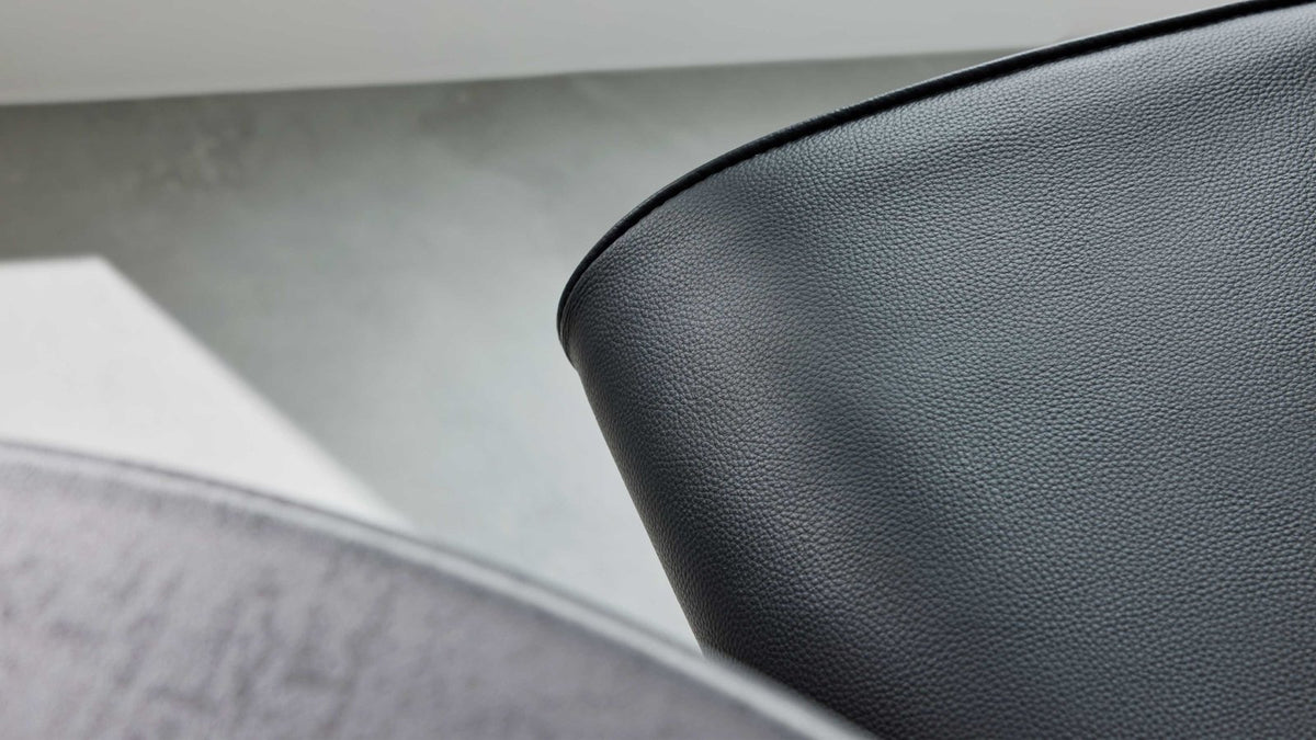 Barhocker mit schwarzem Kunstlederbezug und gebürstetem Edelstahlgestell