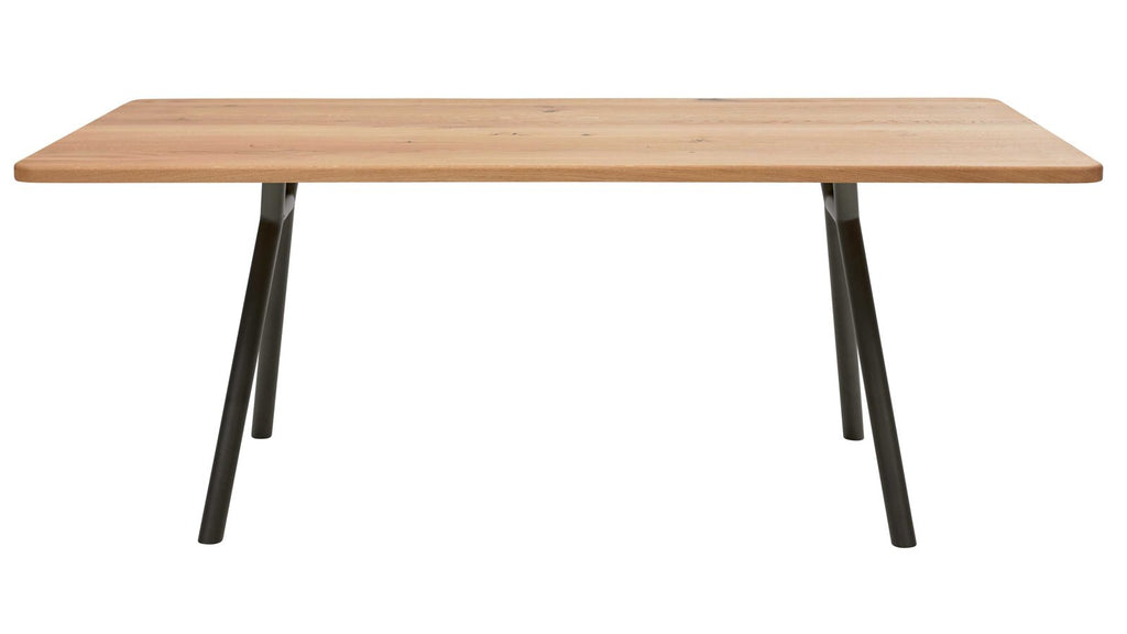 Esstisch mit massiver Holzplatte und schräg gestellten Metallbeinen