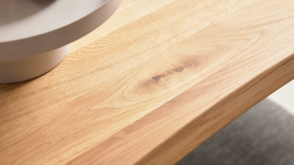 Esstisch mit massiver Holzplatte und formschönem Kreuzgestell aus Holz