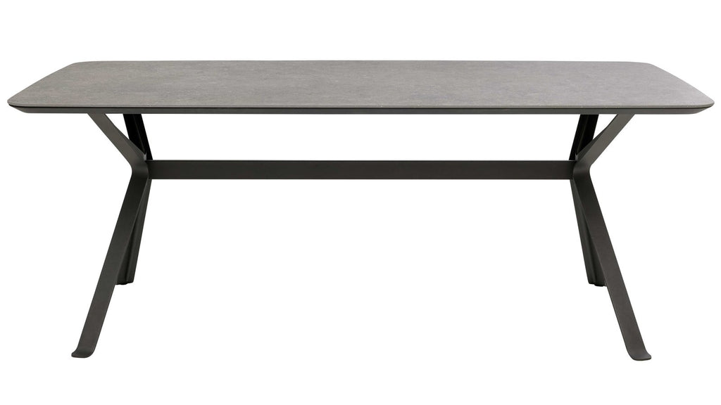Esstisch mit Dekton Tischplatte und anthrazitfarbenem Metallgestell für langlebige Essplatzlösungen