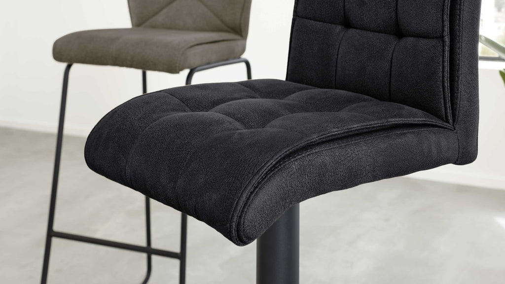 Barhocker mit carbonschwarzem Mikrofaserbezug, mattschwarzem Tellerfuß und integrierter Fußstütze