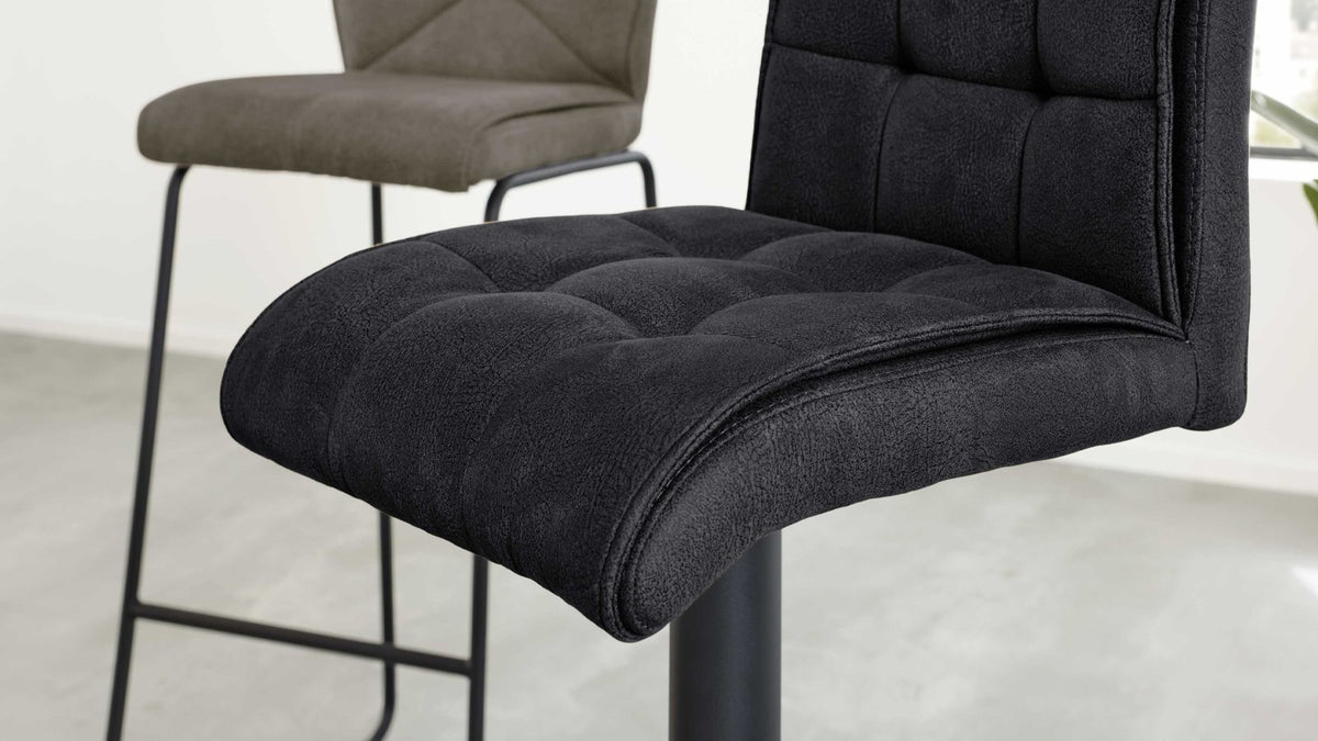 Barhocker mit carbonschwarzem Mikrofaserbezug, mattschwarzem Tellerfuß und integrierter Fußstütze
