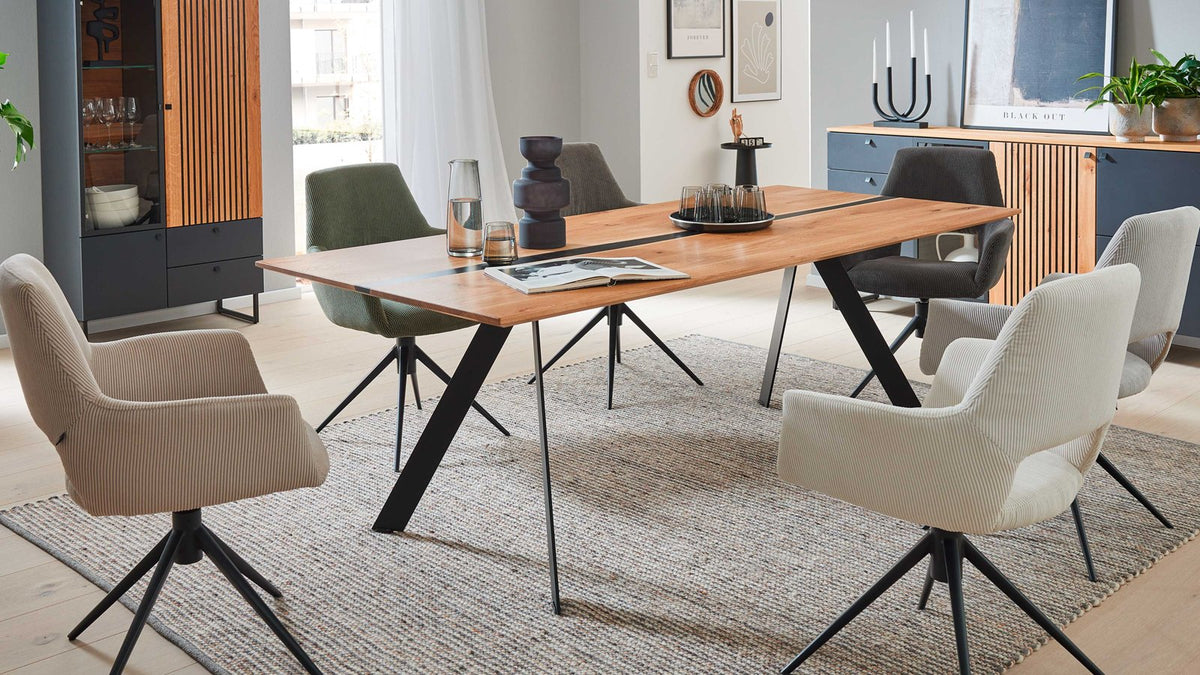 Moderner Esstisch mit massiver Holzplatte und markantem Metallgestell in Schwarz