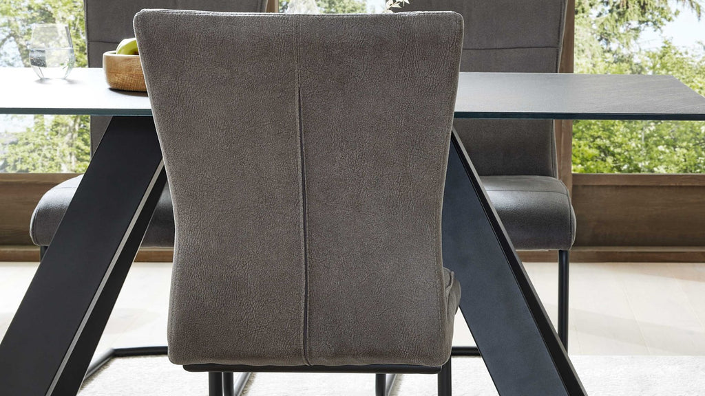 Schwingstuhl in stilvollem Onyx mit komfortabler Polsterung und schwarzem Metallgestell
