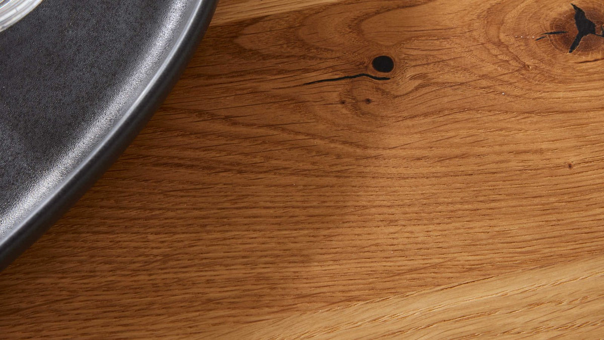 Esstisch mit massiver Holzplatte und formschönem Kreuzgestell aus Holz