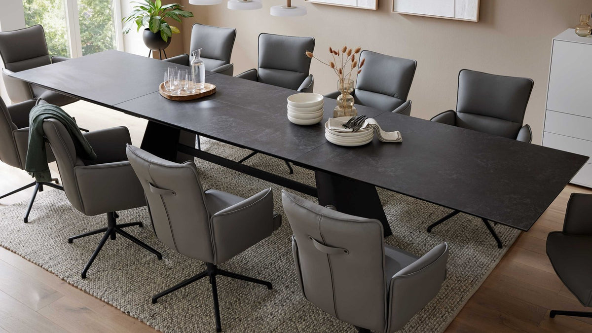Ausziehtisch mit Glas-Keramik-Oberfläche in Oxidoptik und schwarzem Metallgestell