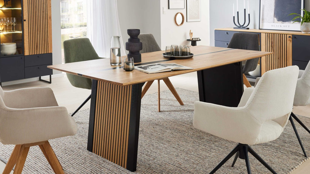 Moderner Esstisch mit Holzplatte und ausdrucksstarkem Design-Untergestell im Lamellen-Look