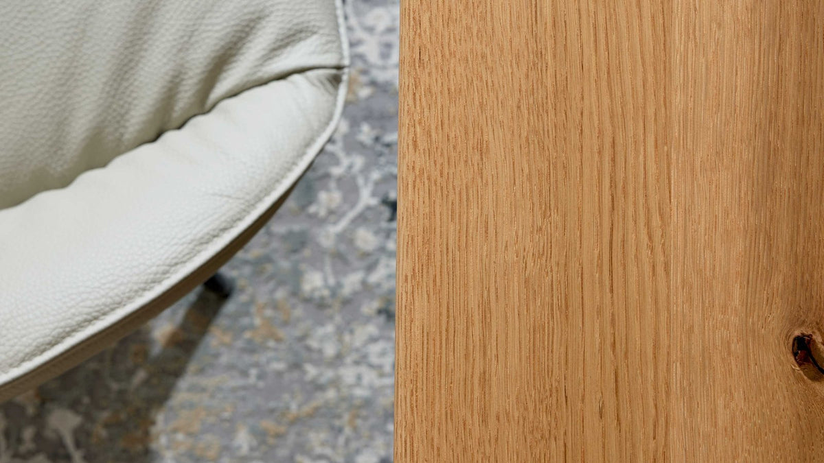 Esstisch mit massiver Holzplatte und schräg gestellten Metallbeinen