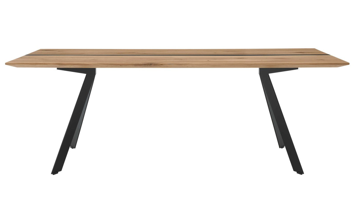 Moderner Esstisch mit massiver Holzplatte und markantem Metallgestell in Schwarz