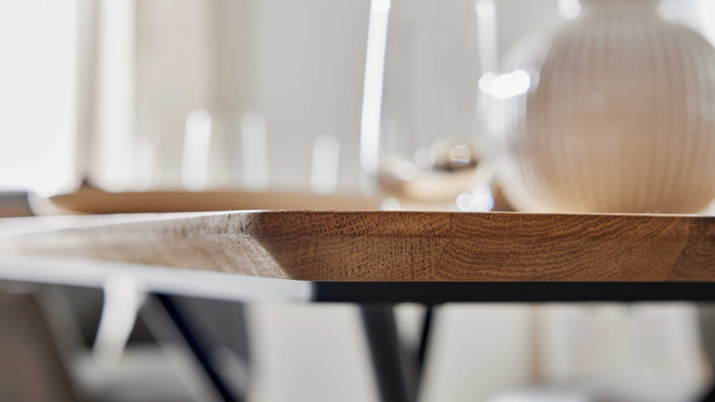 Esstisch mit heller Wildeiche und schwarzem Metallgestell im Industrial-Stil