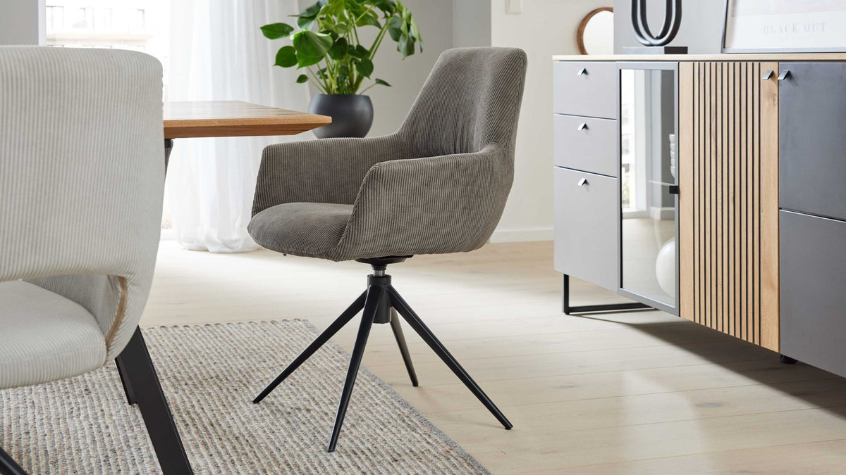 Drehbarer Polsterstuhl mit Armlehnen in grauem Cordstoff und schwarzem Metallgestell