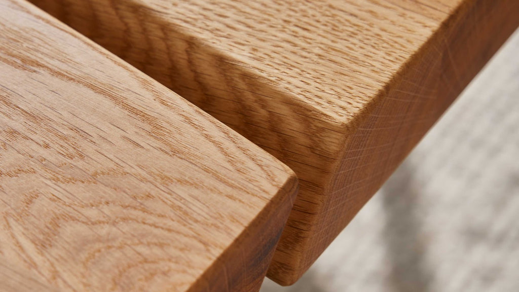Esstisch mit massiver Holzplatte und schwarzem Metallgestell im Kreuzdesign