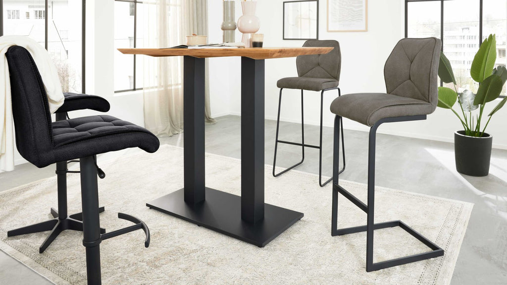 Bartisch mit Tischplatte aus heller Wildeiche und schwarzem Metallgestell